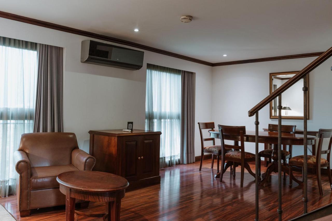 Hotel Park10 Medellín Exterior foto A living room in a typical apartment
